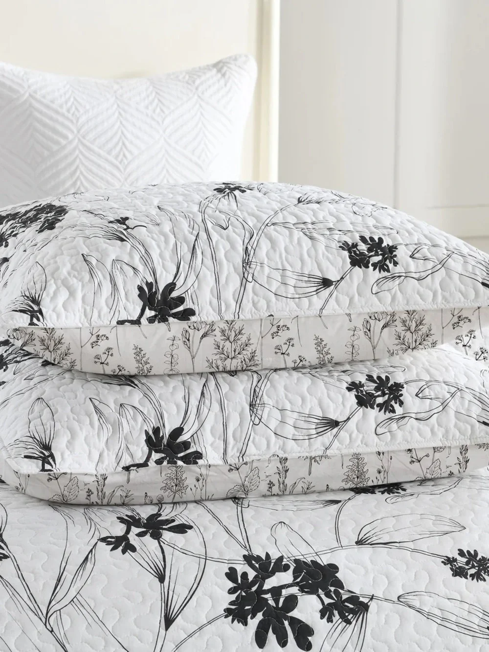 3 PIECE POLYESTER BLACK AND WHITE BOTANICAL FLORAL QUILT BEDSPREAD SET